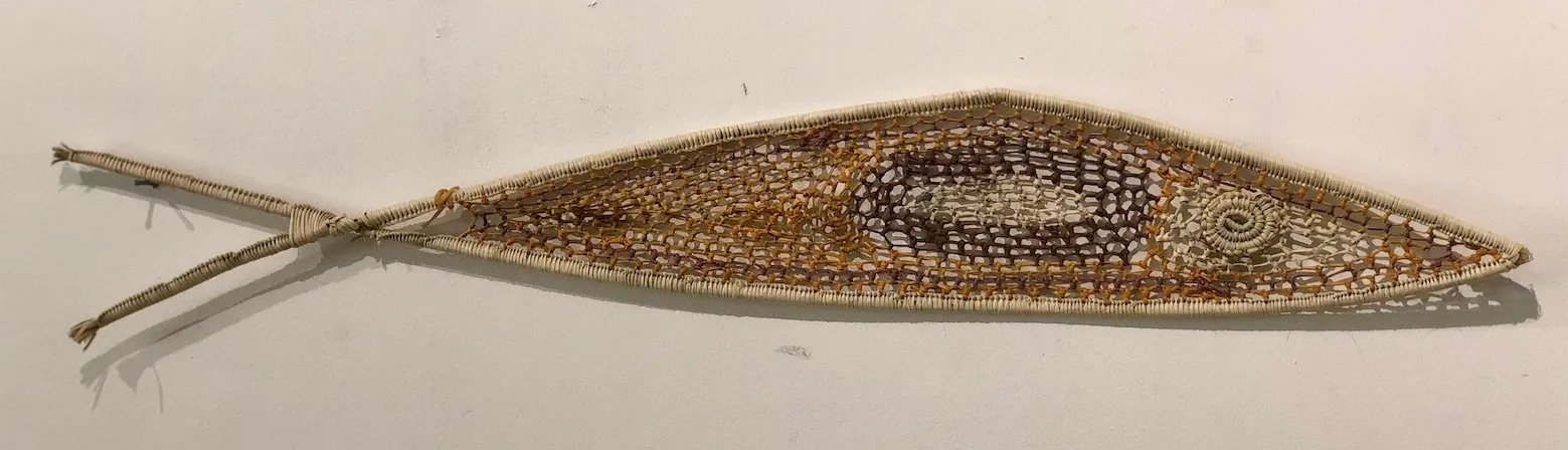 Britt Nayinggul, Djenj (Fish), 2022, 11 x 64 cm