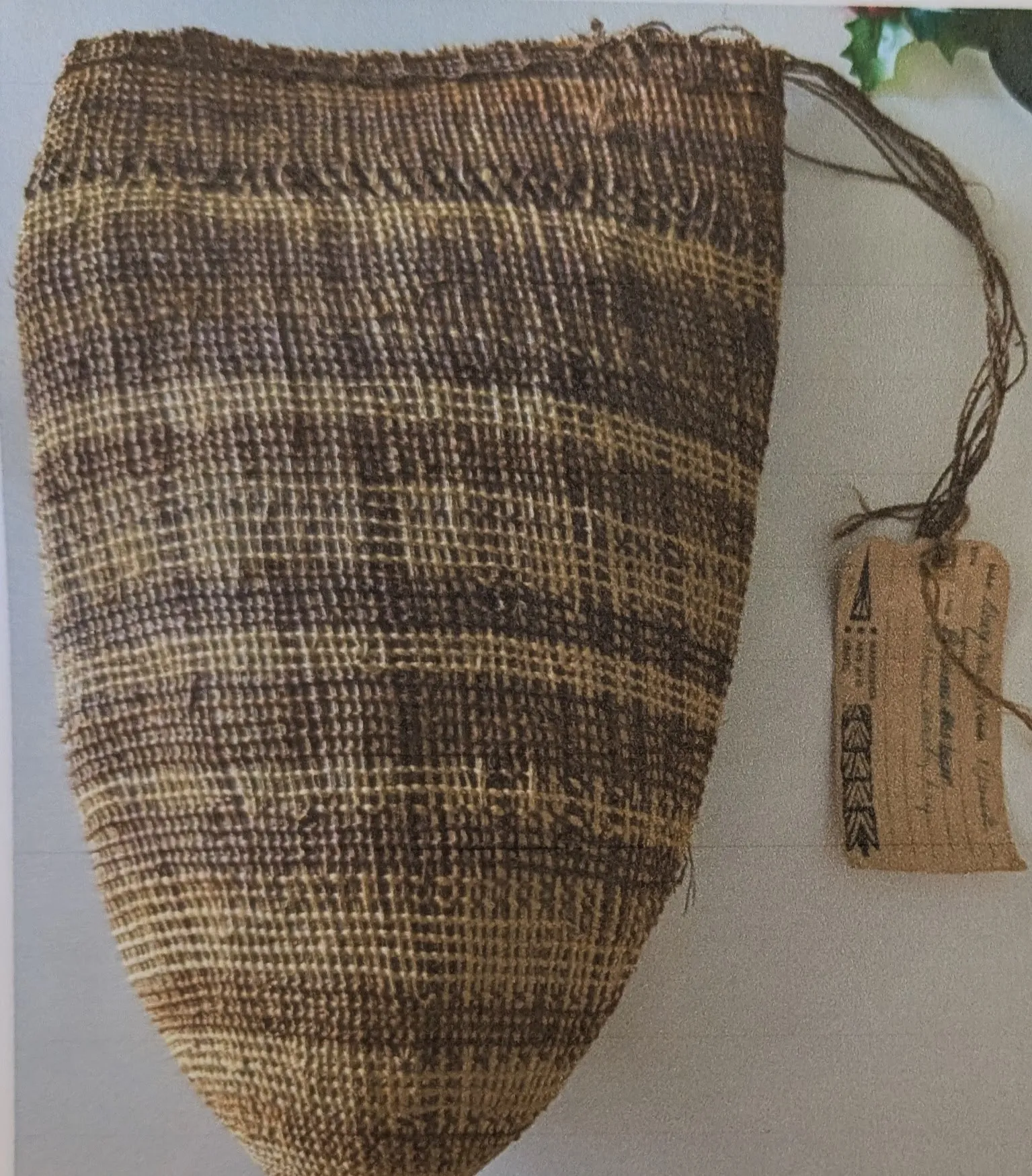 Mary Narwargup, Pandanas Collecting Basket, 38 x 24 cm