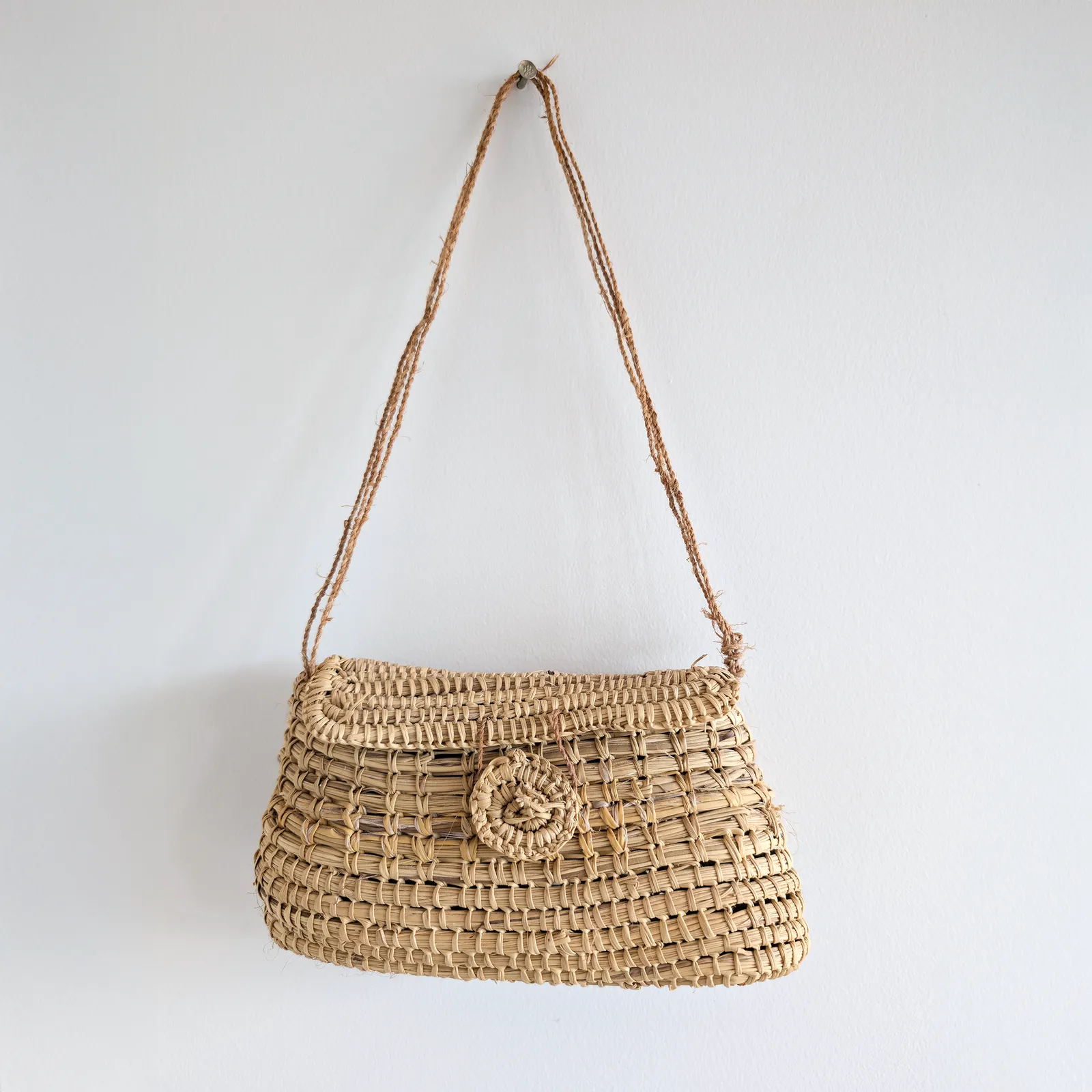 Margaret Dhorrpuy, Pandanas Handbag, 2009, 9 x 12 x 7 cm
